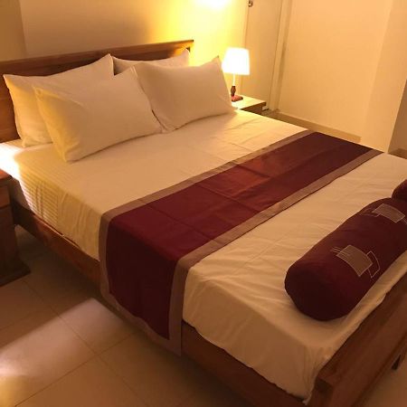 Ocean Pebbles Apartment Dehiwala-Mount Lavinia Екстериор снимка