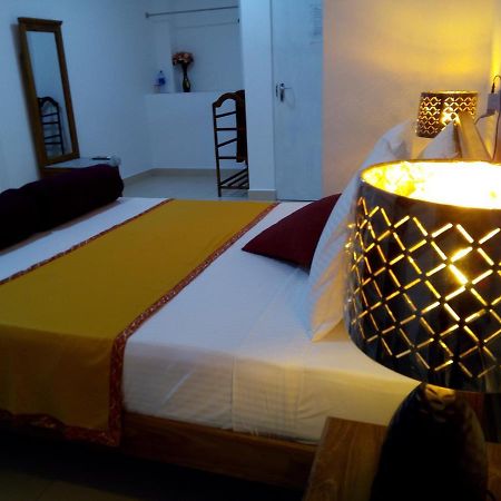 Ocean Pebbles Apartment Dehiwala-Mount Lavinia Екстериор снимка