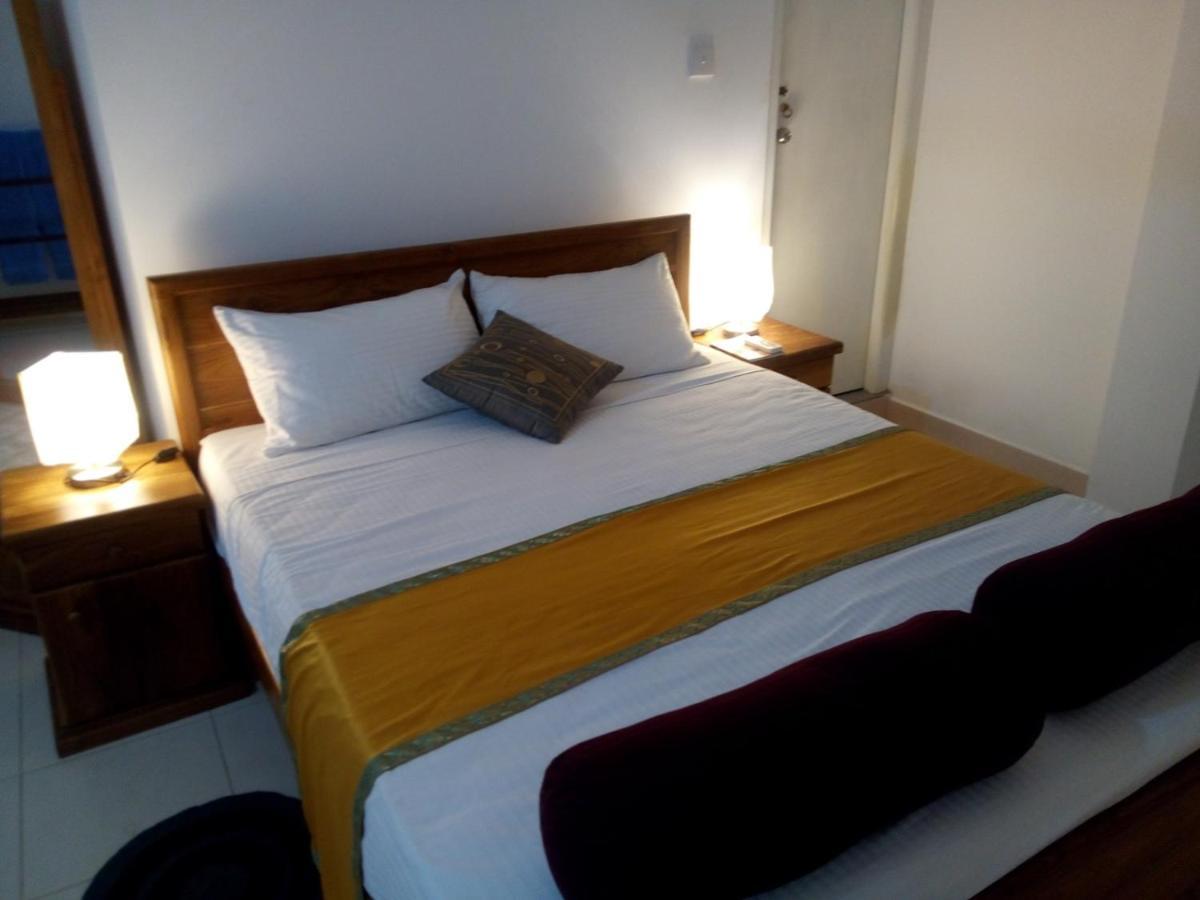 Ocean Pebbles Apartment Dehiwala-Mount Lavinia Екстериор снимка