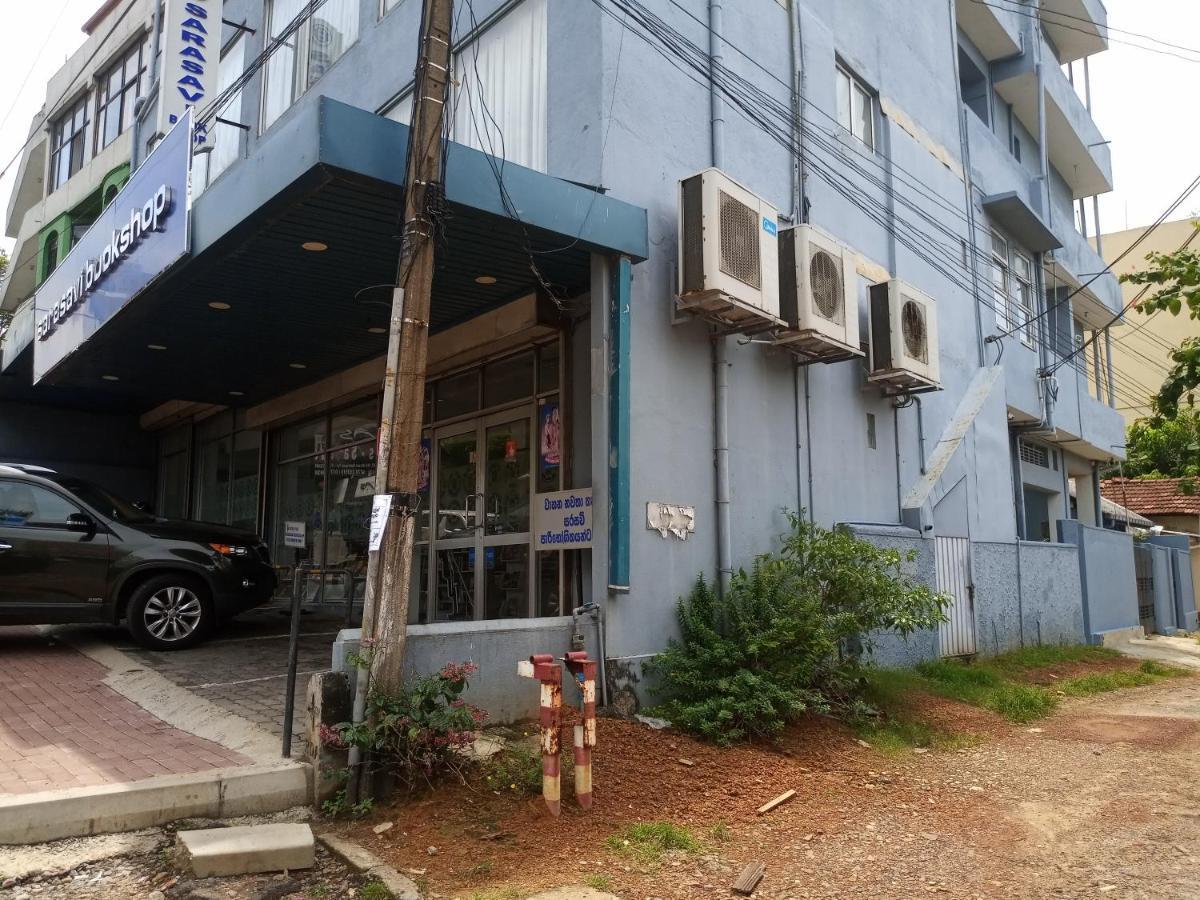 Ocean Pebbles Apartment Dehiwala-Mount Lavinia Екстериор снимка
